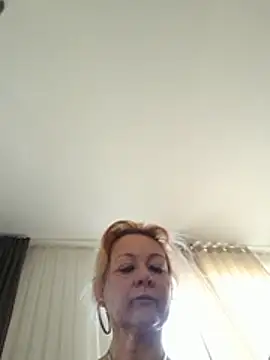 Baitaada - dildoshow met klaarkomen