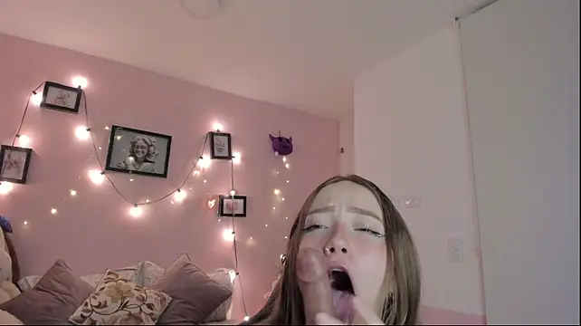 Melanie_jhones - 💋Flirt with me using your tongue.
