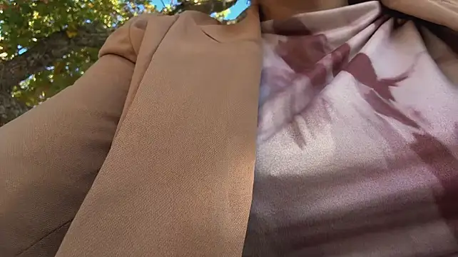 EmyLana - Nue 5 min sous mon manteau