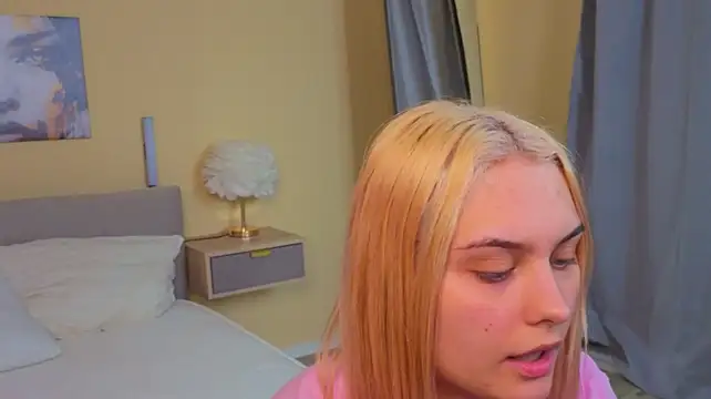 Sinti_Phillips - pussy close to camera