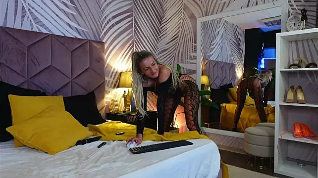DeliaaSmith - Wet Pussy Alert- Dildo Pussy Spanks
