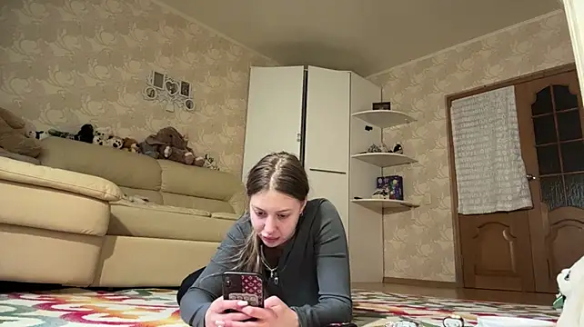 EhtelAngelbeck - show off her legs