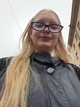 Elfi_InPublic - Hey Elfi!!!Kiss u lips+show tongue 👅
