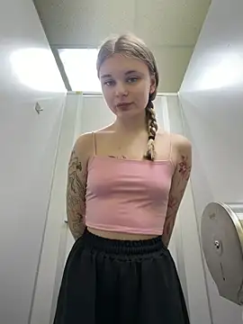 -MiaKitty - Topless with door open 60 sec in WC