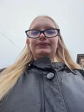 Elfi_InPublic - Hey Elfi!!!Kiss u lips+show tongue 👅