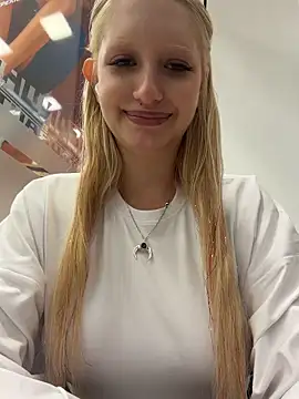 Elfi_InPublic - Hey Elfi!!!Kiss u lips+show tongue 👅