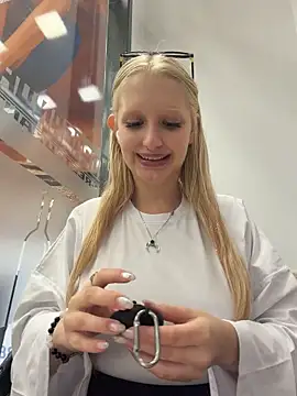 Elfi_InPublic - Hey Elfi!!!Kiss u lips+show tongue 👅