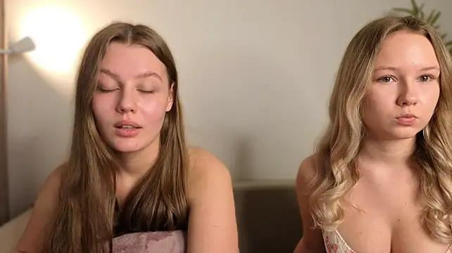 Elarisss - flash boobs