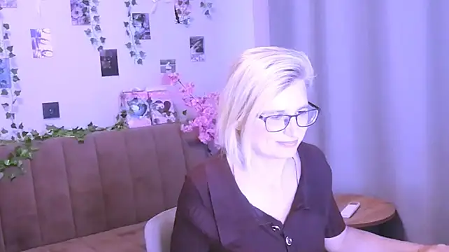 Helen_birdd - change outfit (hot)