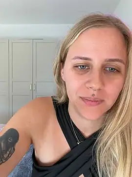 Lunawolf21 - boobs out + fingering