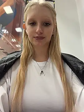 Elfi_InPublic - Suck finger+pinch nipples in bus stop