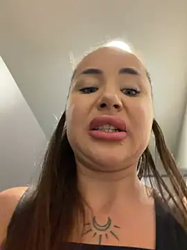 Beautydiamond - Show tits in public transport
