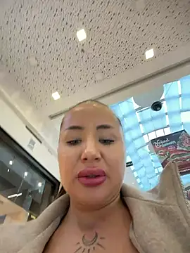 Beautydiamond - Show tits in public transport
