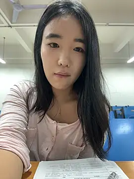 Lucy2027 - 胸放桌面上特写奶头