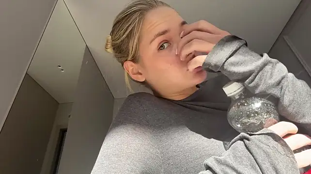 SoftMandolin - Lower my cam and show you my sexy legs
