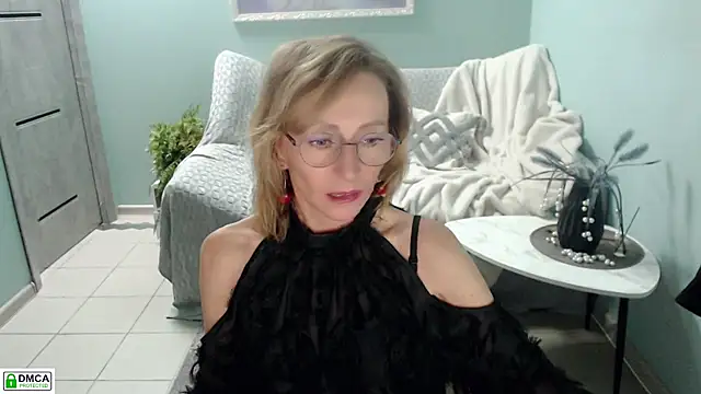 HornyMilf_777 - A kiss for your loved one...