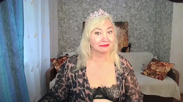 LadyKriss - stretch sexy on the couch
