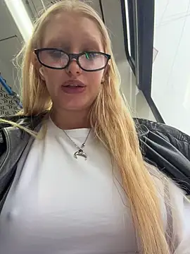 Elfi_InPublic - Kiss u lips+show tongue in bus