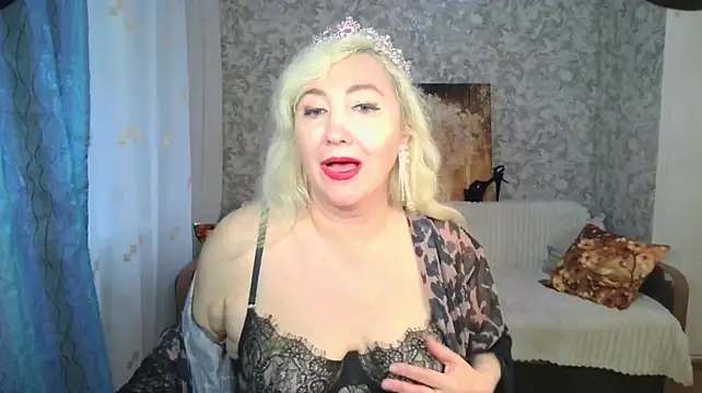 LadyKriss - stretch sexy on the couch