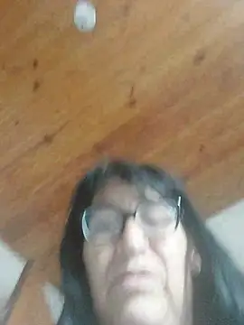 Clarita_01 - Mostrar pies y coño