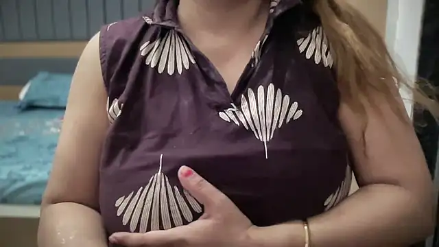 Sassypooja - ass show & spank