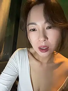 Eva10069 - 🍷包臀辣秘酒吧全裸上半身甩奶