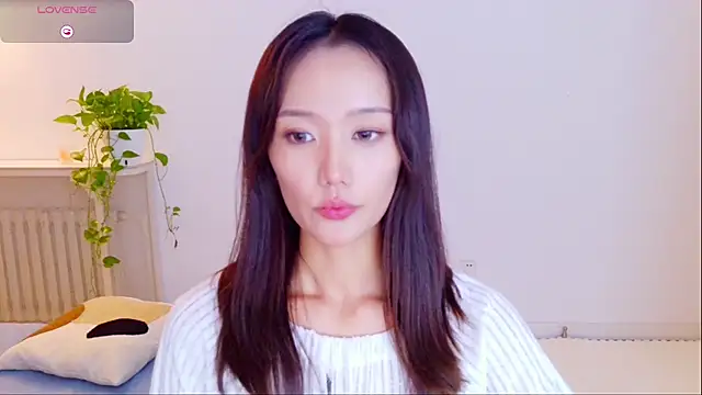 Yufenna - hand in jeans touch my pussy