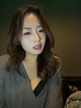 Yomi009 - 户外酒吧电动舌头震阴蒂(很敏感）😳
