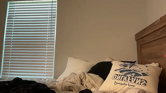 Zoeycaldwellxo - doggy style and feet up