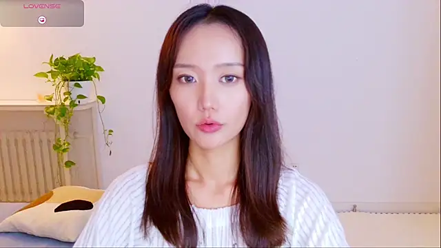 Yufenna - hand in jeans touch my pussy