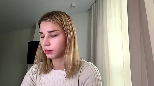 PickmeGirl - Blow a kiss close to cam😘