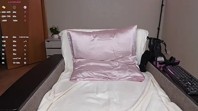 HottieEmma - naked, rub and finger pussy till i cum