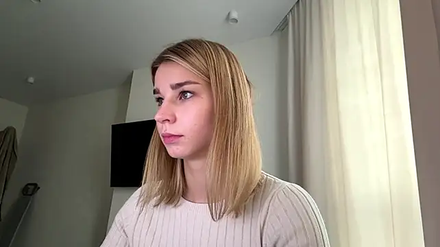 PickmeGirl - Blow a kiss close to cam😘