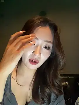 Yomi009 - 户外酒吧电动舌头震阴蒂(很敏感）😳