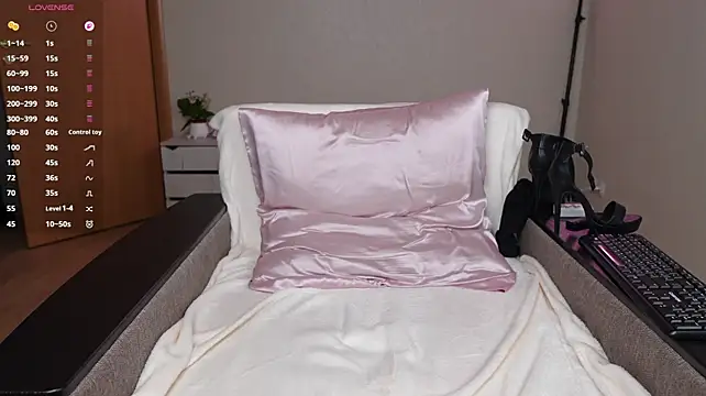 HottieEmma - naked, rub and finger pussy till i cum