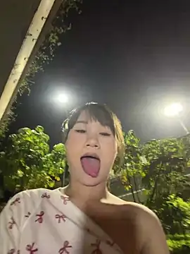Wemroudeyu - 户外马路边！和闺蜜刺激自慰骚逼！来操我呀老公～最后完成目标的奖励小粉控制连接