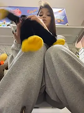 Chloe__Moon - take off the T‑shirt behind the door
