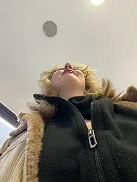 RonnieKiss - Completely naked