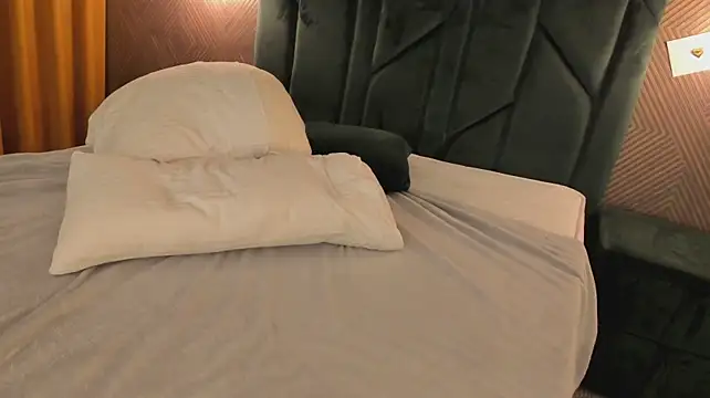 Chloee_White - open ass with two hands