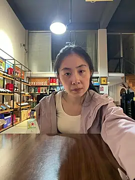 Yiyi_yi - 店门口大腿夹假鸡鸡