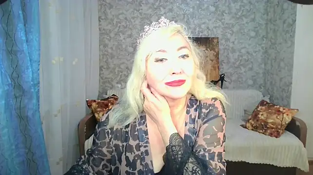 LadyKriss - stretch sexy on the couch