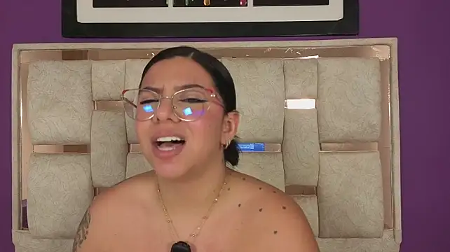 Emilyy_cooperr - suck her tits + touch her pussy