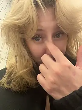 RonnieKiss - Completely naked