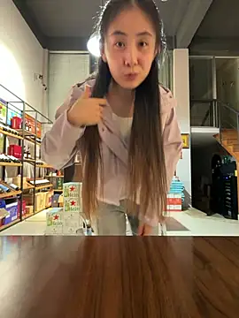 Yiyi_yi - 店门口夹假鸡鸡