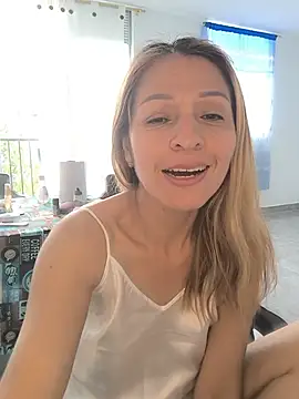 AlexaFoxx_ - 🌞Put oil on my breasts 🌞