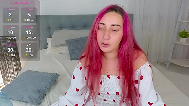 Renesmie - licking one's fingers