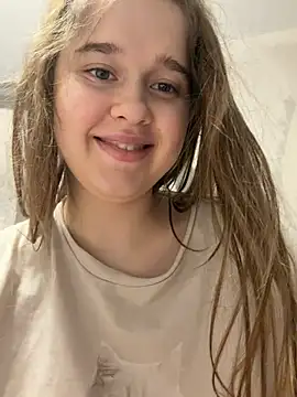 HornyGirlH - SHOW TITS