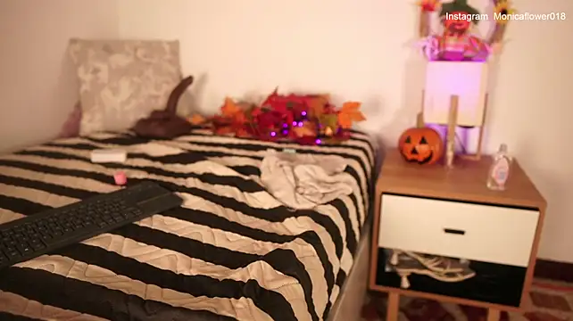 Monicaflowerr - fingers ass