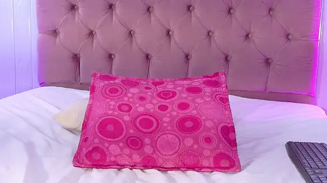 Gabby-Sweet - Two fingers inside pussy
