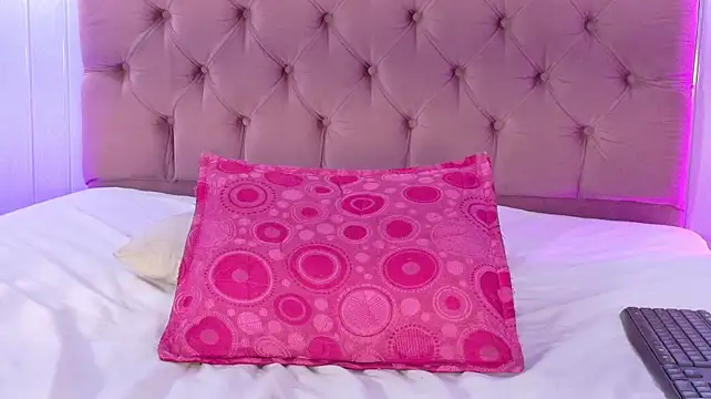Gabby-Sweet - Two fingers inside pussy